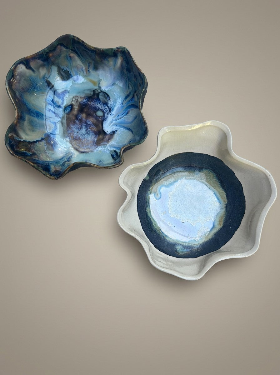 Par de taças de cerâmica de bordo ondulado em tons de azul