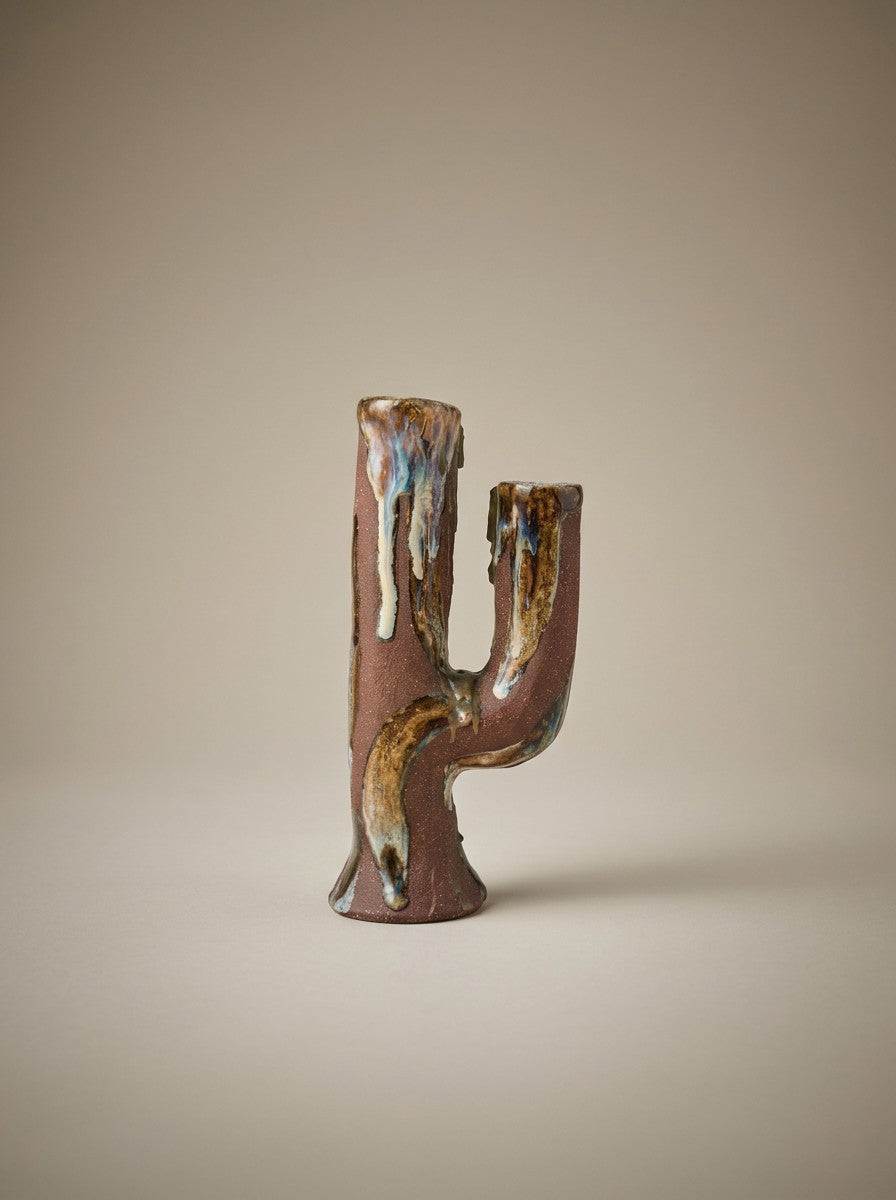 Candelabro de cerâmica de dois braços em grés terracota com vidrados castanhos e verdes