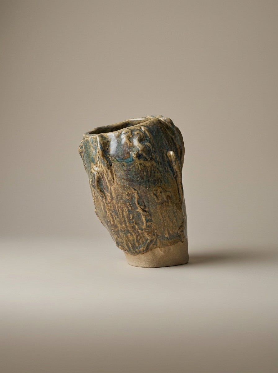 Vaso inclinado de cerâmica em grés toffee com motivos orgânicos
