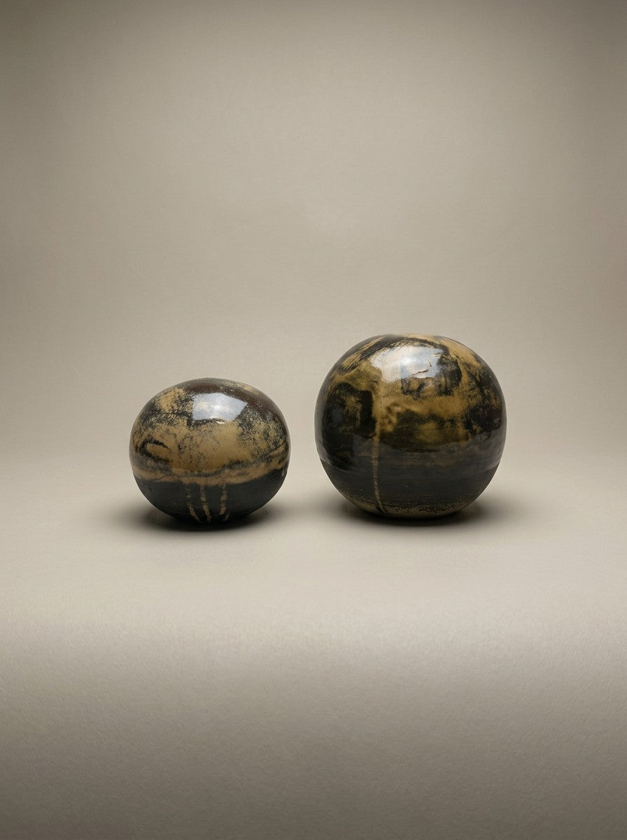 Conjunto de bolas decorativas em barro preto com reflexos dourados
