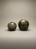 Conjunto de bolas decorativas em barro preto com reflexos dourados