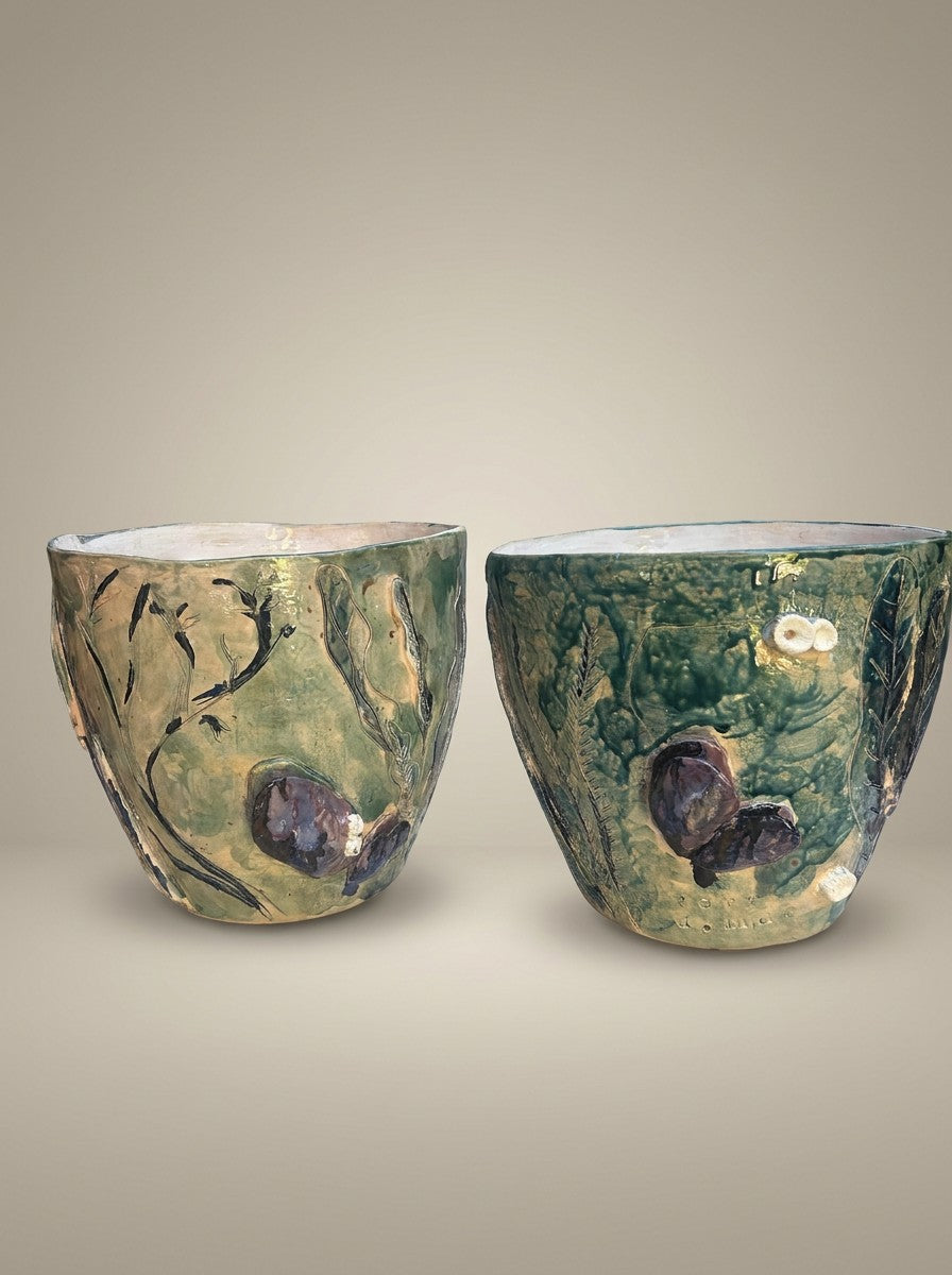 Par de vasos de cerâmica verdes e azuis com mexilhões e flores em relevo