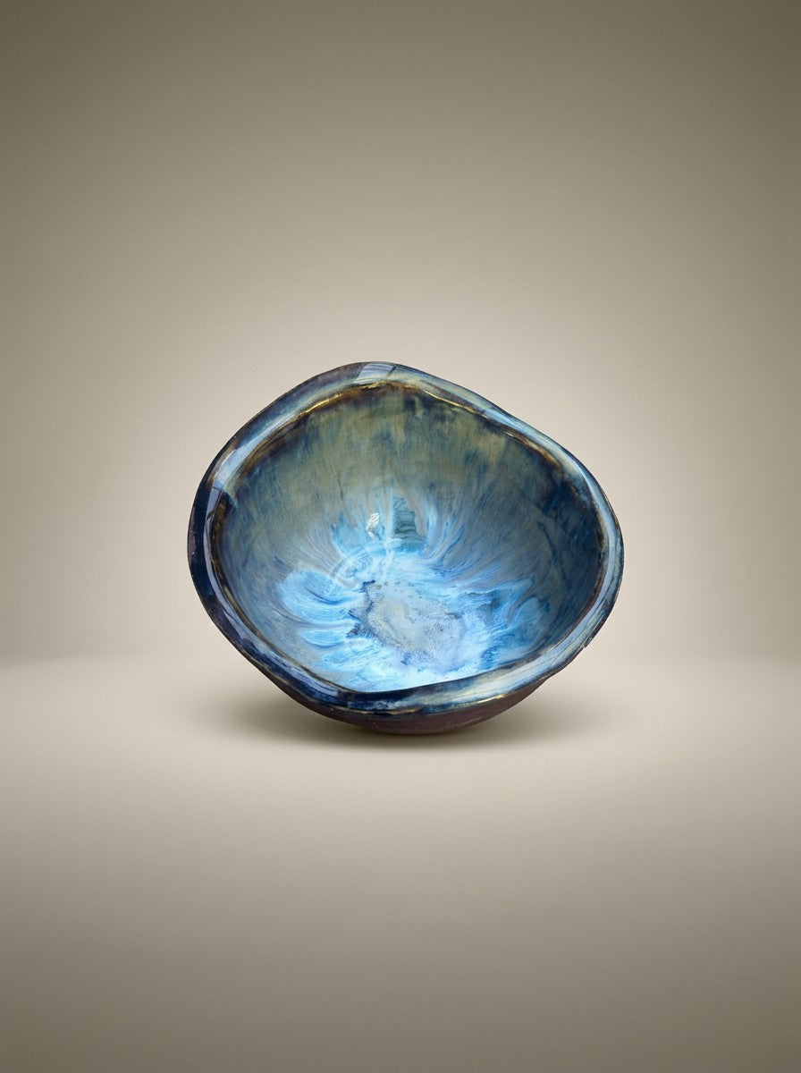 Taça de terracota com interior vidrado azul-mar